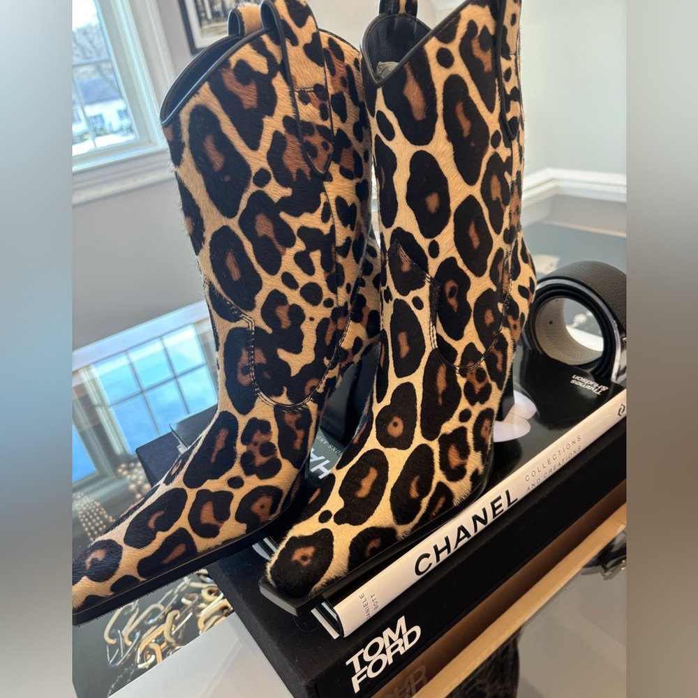 Authentic Tom Ford cowboy boots.
New never worn